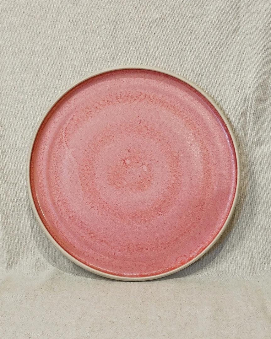 grande assiette plate en grès émaillée rose à l'intérieur et brut à l'extérieur vue du dessus