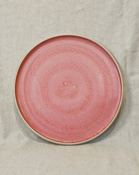 grande assiette plate en grès émaillée rose à l'intérieur et brut à l'extérieur vue du dessus