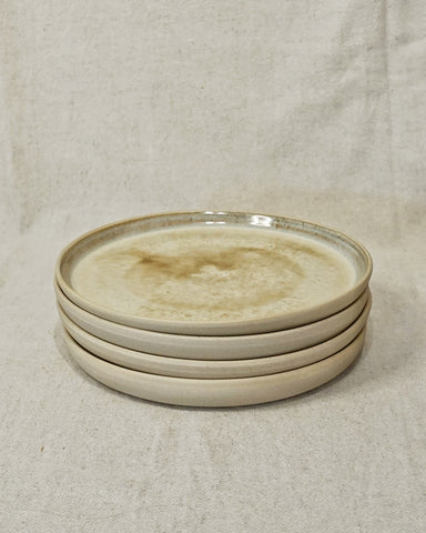 empilement de petites assiettes en grès intérieur émaillé couleur sable brillant et extérieur brut